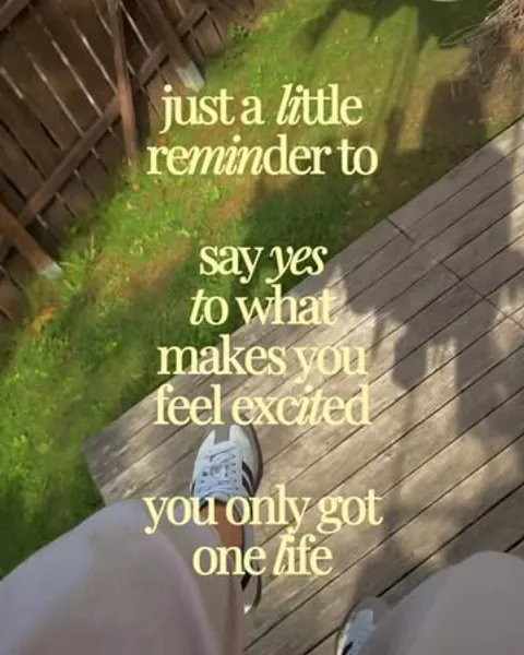 Reel: Holzsteg und Gras mit dem Text „just a little reminder to say yes to what makes you feel excited“.