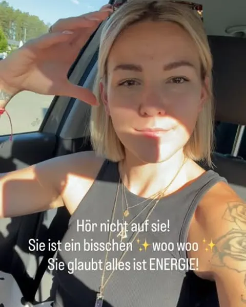 Edith im Auto mit dem Text „Hör nicht auf sie! Sie ist ein bisschen woo woo. Sie glaubt, alles ist Energie!“