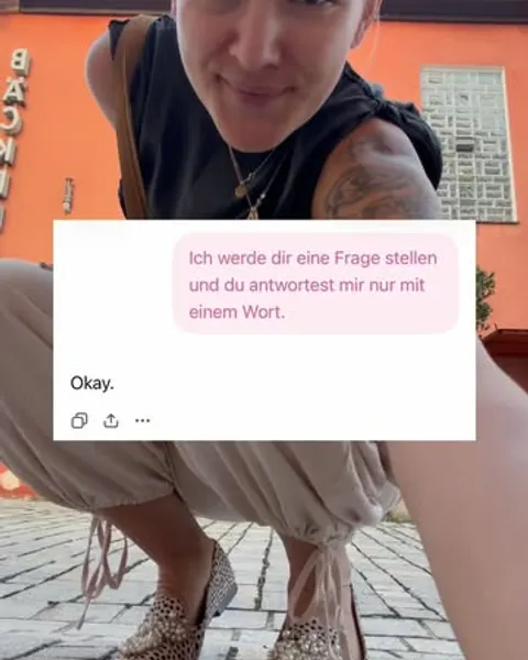 Edith hockt auf Kopfsteinpflaster, daneben eine Frage-Box aus ihrer Story.